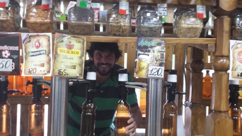 El sueño del pibe: Nico, del otro lado del mostrador en un minimercado especial de cervezas.