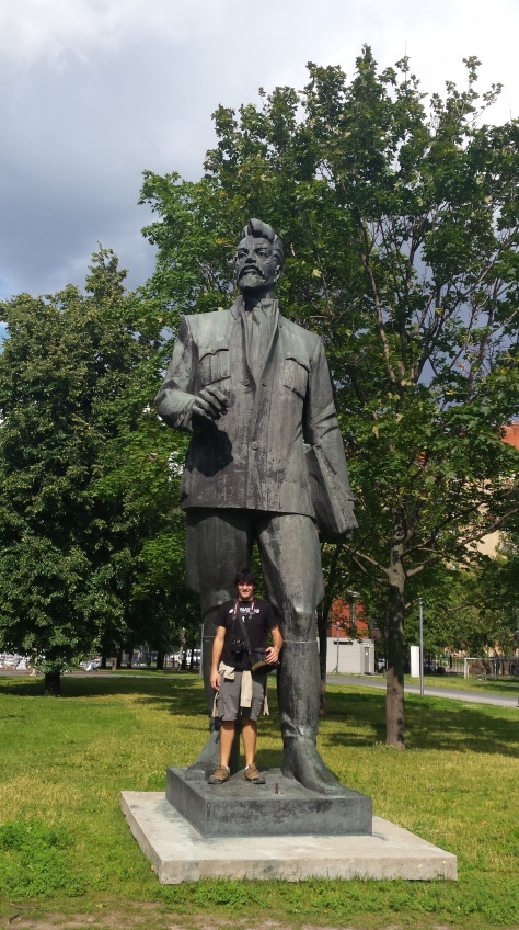 Nico es la referencia de 1.86 metros, para que se imaginen el tamaño de las estatuas soviéticas.