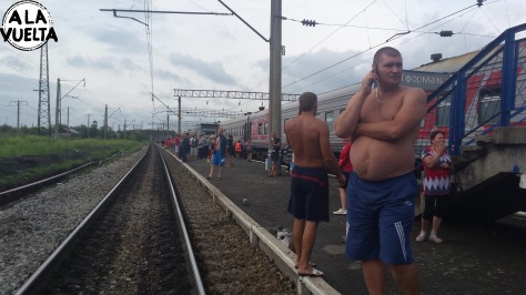 Tranqui, el amigo ruso, con 15 grados, sin remera en una parada del Transiberiano.
