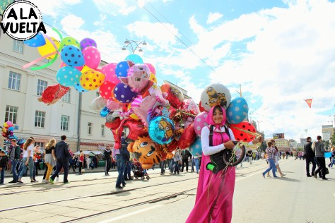 Vendedora de globos en el Día Nacional de Ekaterimburgo.
