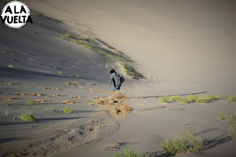 Nico bajando por la duna más grande del desierto de Gobi, el segundo más gigante del mundo después del Sahara